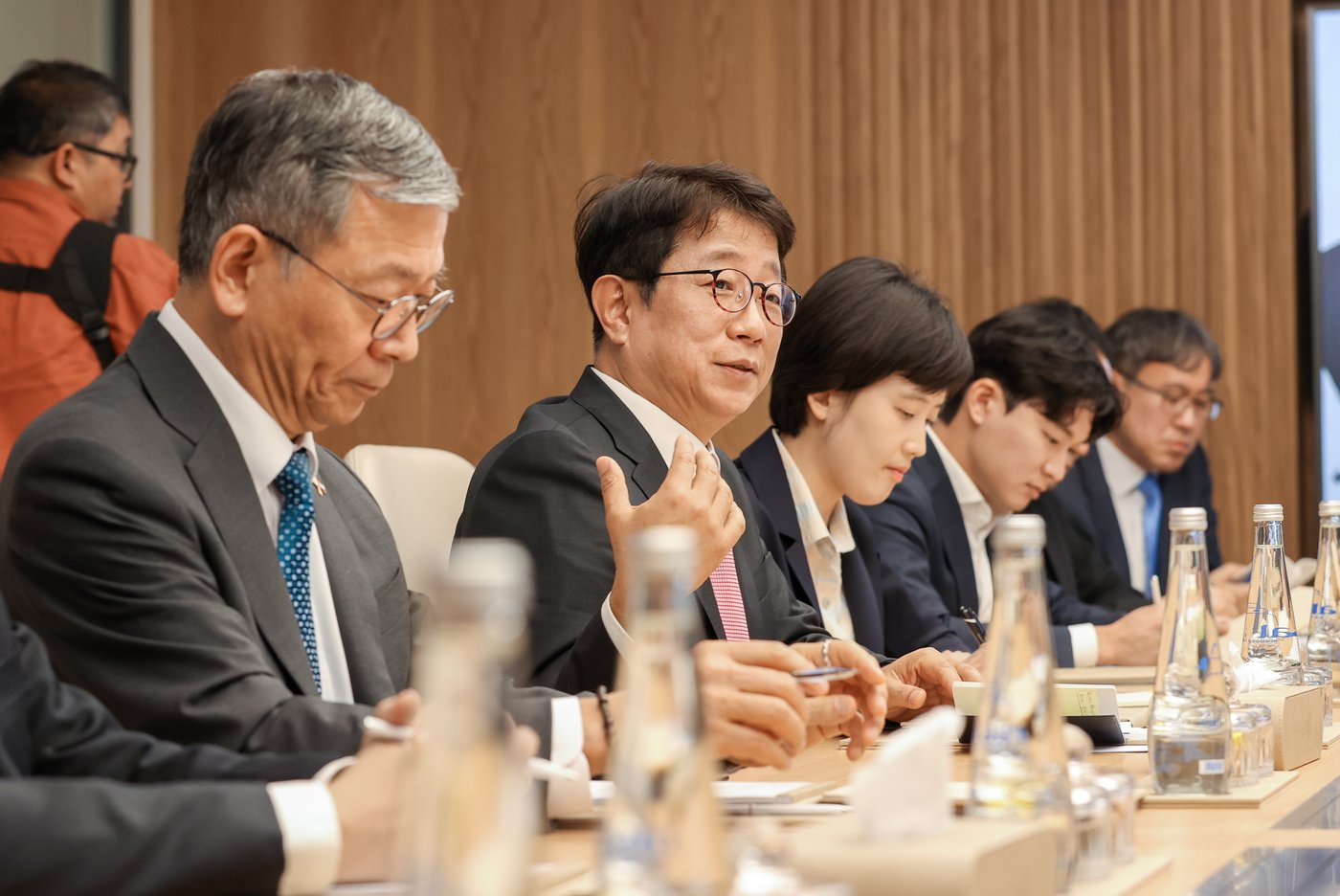 본문 이미지 - 지난 27일 박상우 국토교통부 장관은 모하메드 알리 알 쇼라파 알 함마디(Mohammed Ali Mohammed Al Shorafa Al Hammadi) 아부다비 자치행정교통부 의장을 만나 이야기하고 있는 모습.(국토교통부 제공)