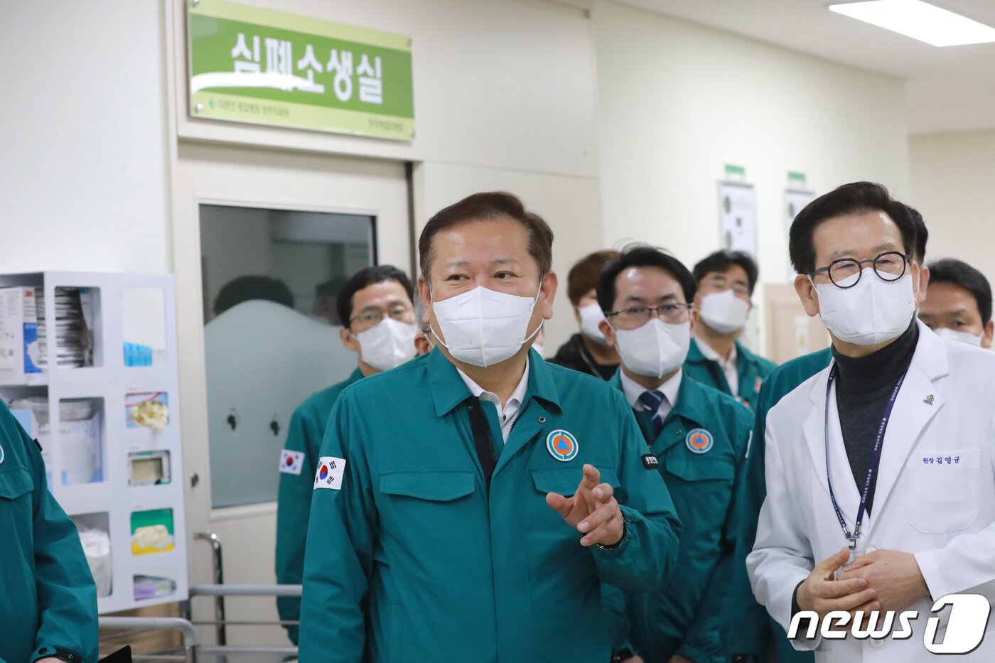 본문 이미지 - 이상민 행정안전부 장관이 28일 오전 충북 청주의료원 응급실을 찾아 지역 필수의료 대응상황을 점검하고 있다. 2024.2.27./뉴스1 ⓒ News1 김용빈 기자