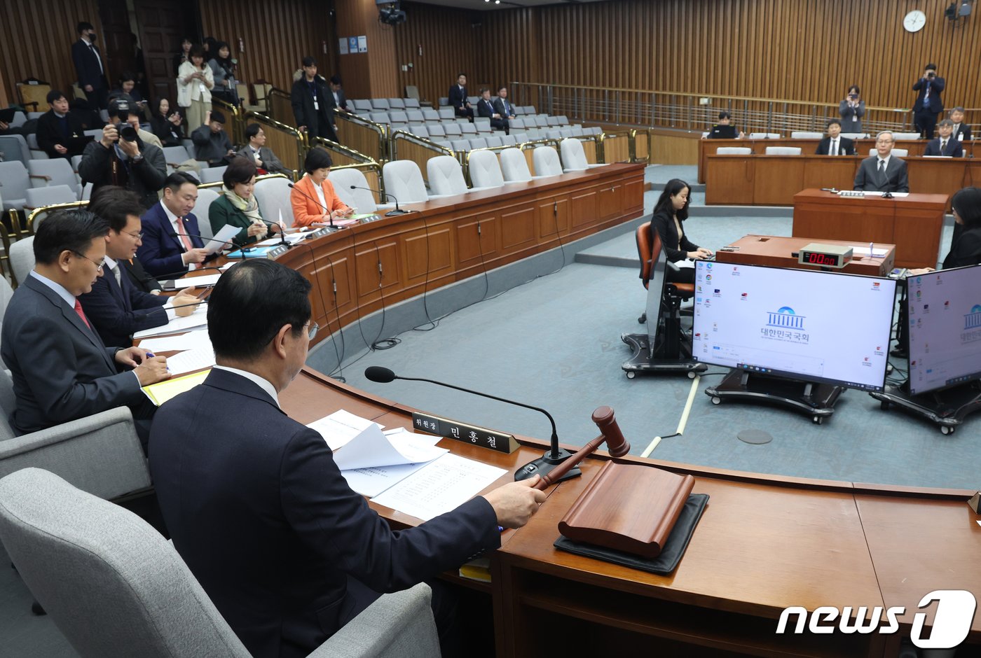 민홍철 국회 청문위원장이 28일 서울 여의도 국회에서 열린 엄상필 대법관 후보자에 대한 인사청문회에서 의사봉을 두드리고 있다. 2024.2.28/뉴스1 ⓒ News1 송원영 기자