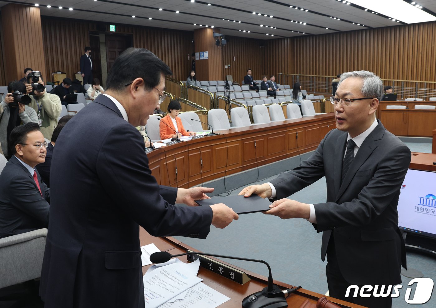 엄상필 대법관 후보자가 28일 서울 여의도 국회에서 열린 인사청문회에서 선서를 마치고 민홍철 위원장에게 선서문을 전달 하고 있다. 2024.2.28/뉴스1 ⓒ News1 송원영 기자