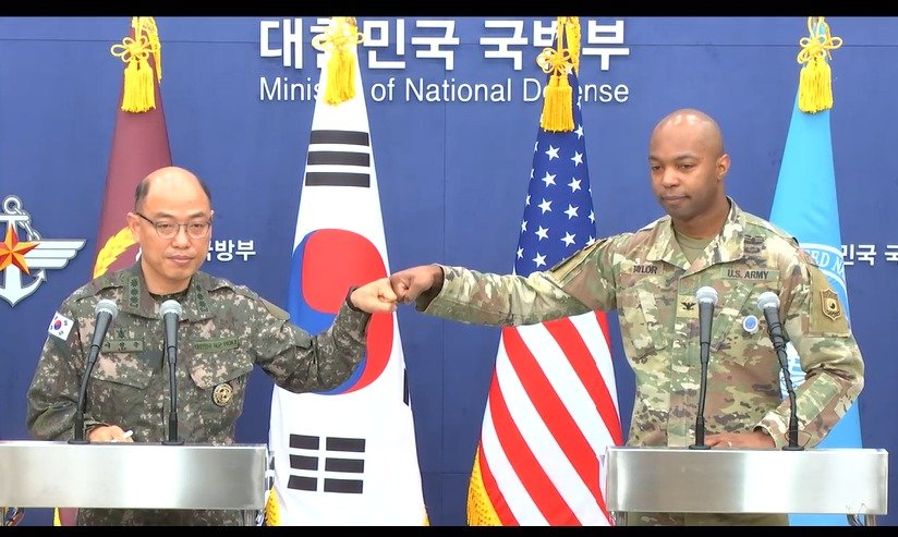 본문 이미지 - 이성준 합동참모본부 공보실장(왼쪽)과 아이작 테일러 주한미군사령부 공보실장.(e-브리핑시스템 캡처)