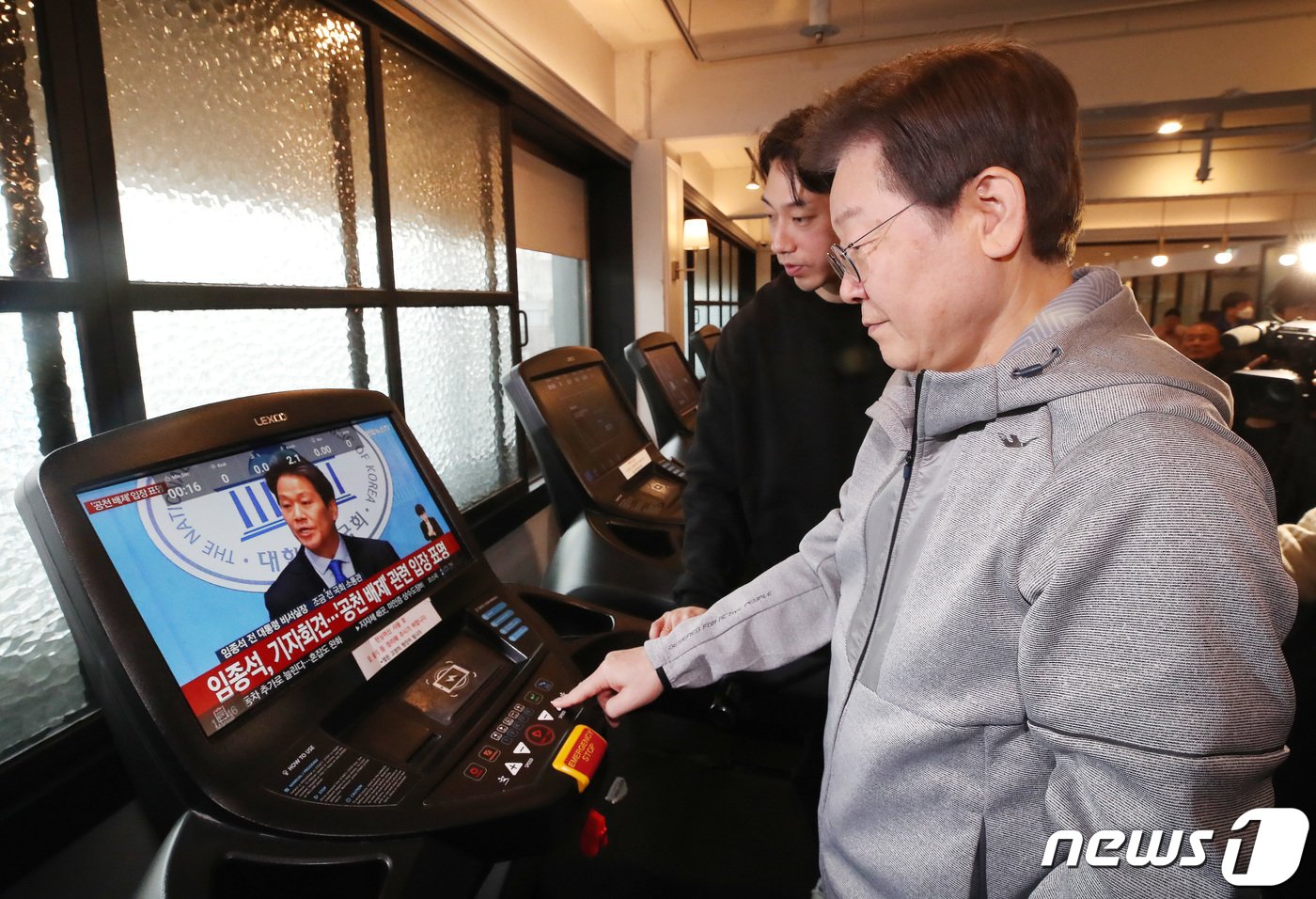 이재명 더불어민주당 대표가 28일 오전 서울 서대문구 매직짐 휘트니스에서 러닝머신을 이용하다 임종석 전 대통령비서실장의 공천 관련 기자회견을 보고 있다. 2024.2.28/뉴스1 ⓒ News1 임세영 기자