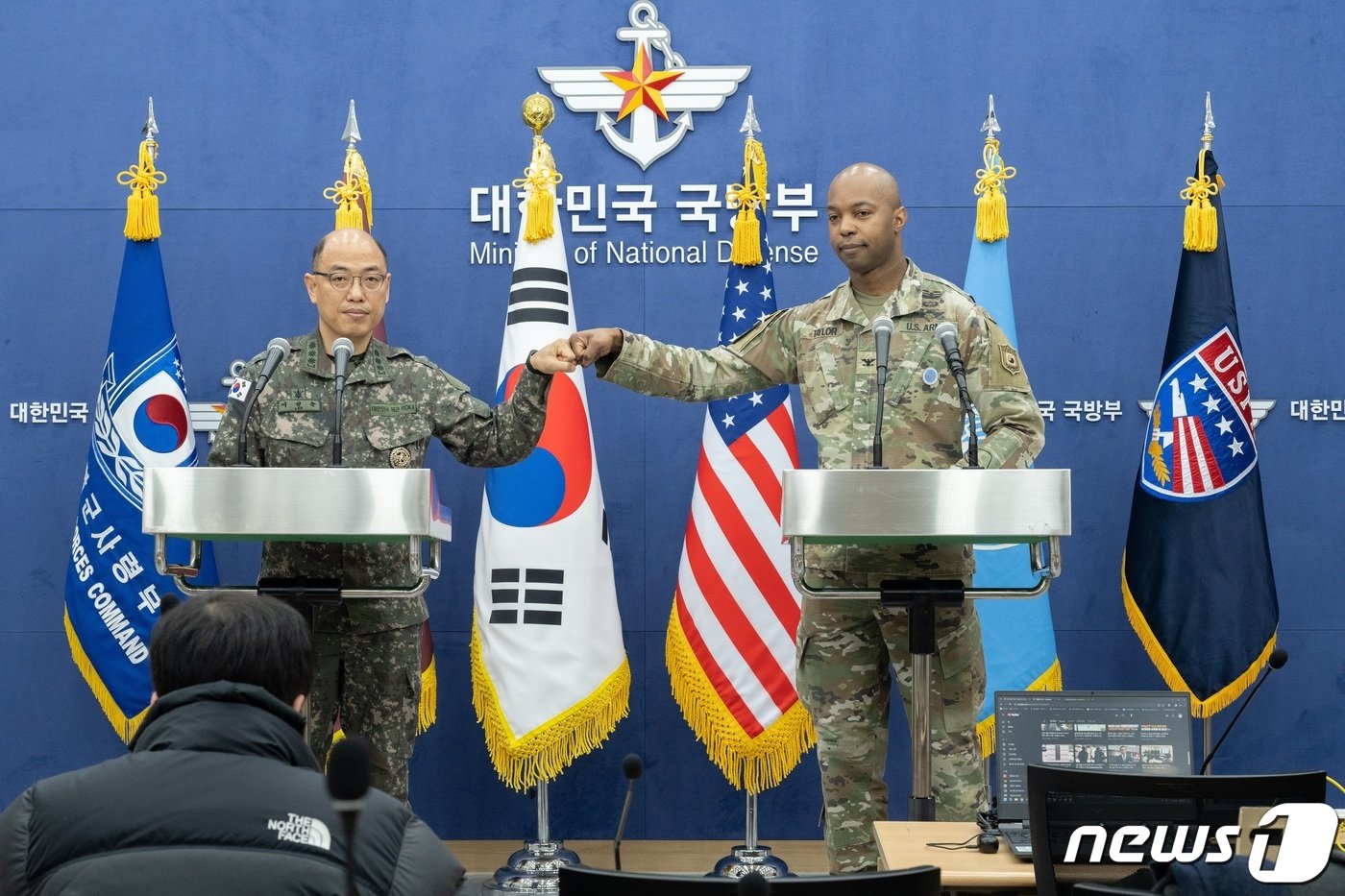 본문 이미지 - 합참 공보실장 이성준 대령과 연합사·주한미군사·유엔사 공보실장 테일러 대령이 28일 서울 용산구 국방부 브리핑룸에서 한미 연합연습 '자유의 방패'(FS·프리덤실드) 브리핑 후 기념촬영을 하고 있다. 한미 군 당국은 북한의 핵무기 사용을 억제하기 위해 다음달 4일부터 14일까지 11일 간 '자유의 방패'를 실시한다. (합동참모본부 제공) 2024.2.28/뉴스1