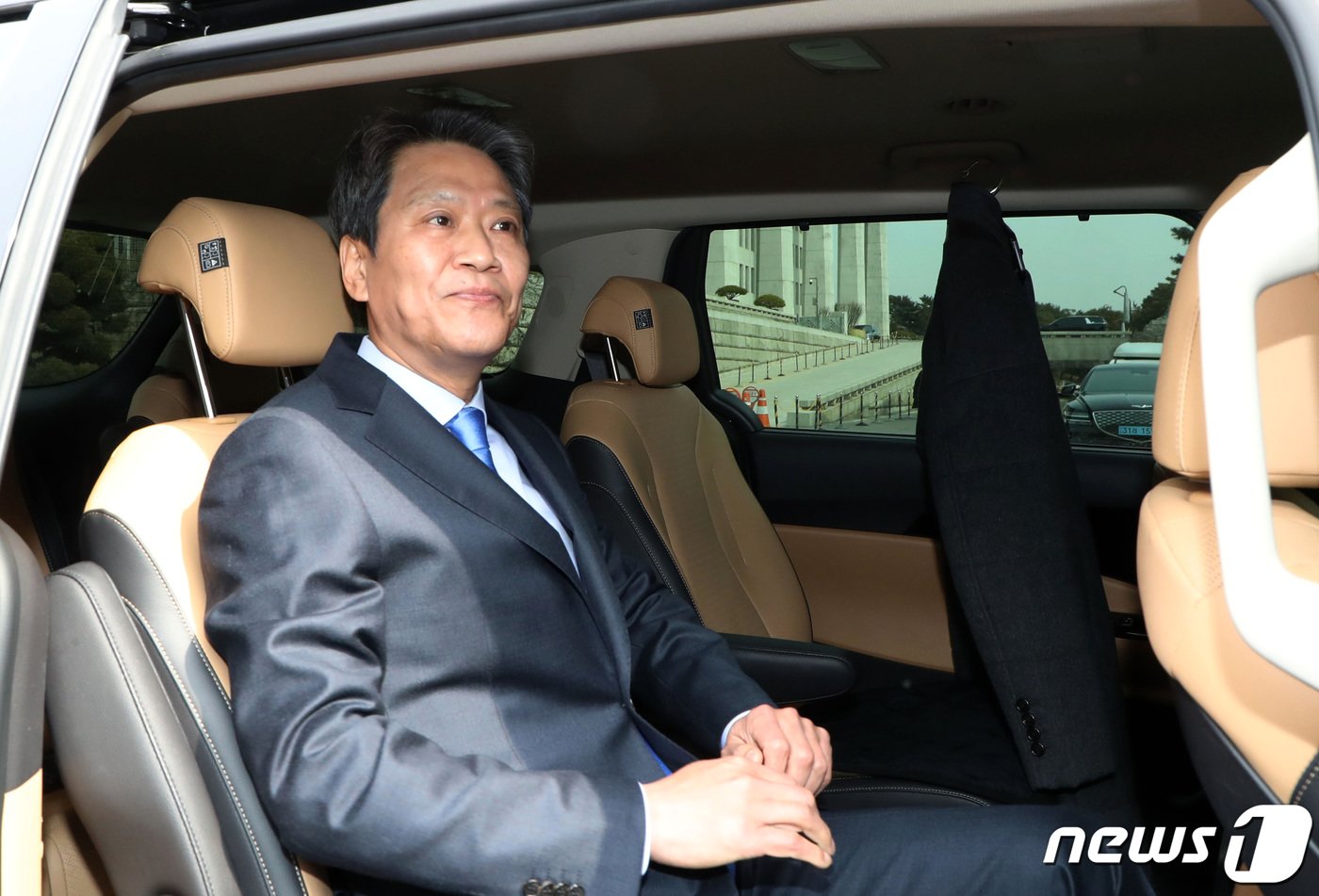 본문 이미지 - 임종석 전 대통령비서실장이 28일 오전 서울 여의도 국회 소통관에서 더불어민주당의 경선 배제&#40;컷오프&#41; 결정에 대한 입장을 밝힌 뒤 국회를 나서고 있다. &#40;공동취재&#41; 2024.2.28/뉴스1 ⓒ News1 구윤성 기자