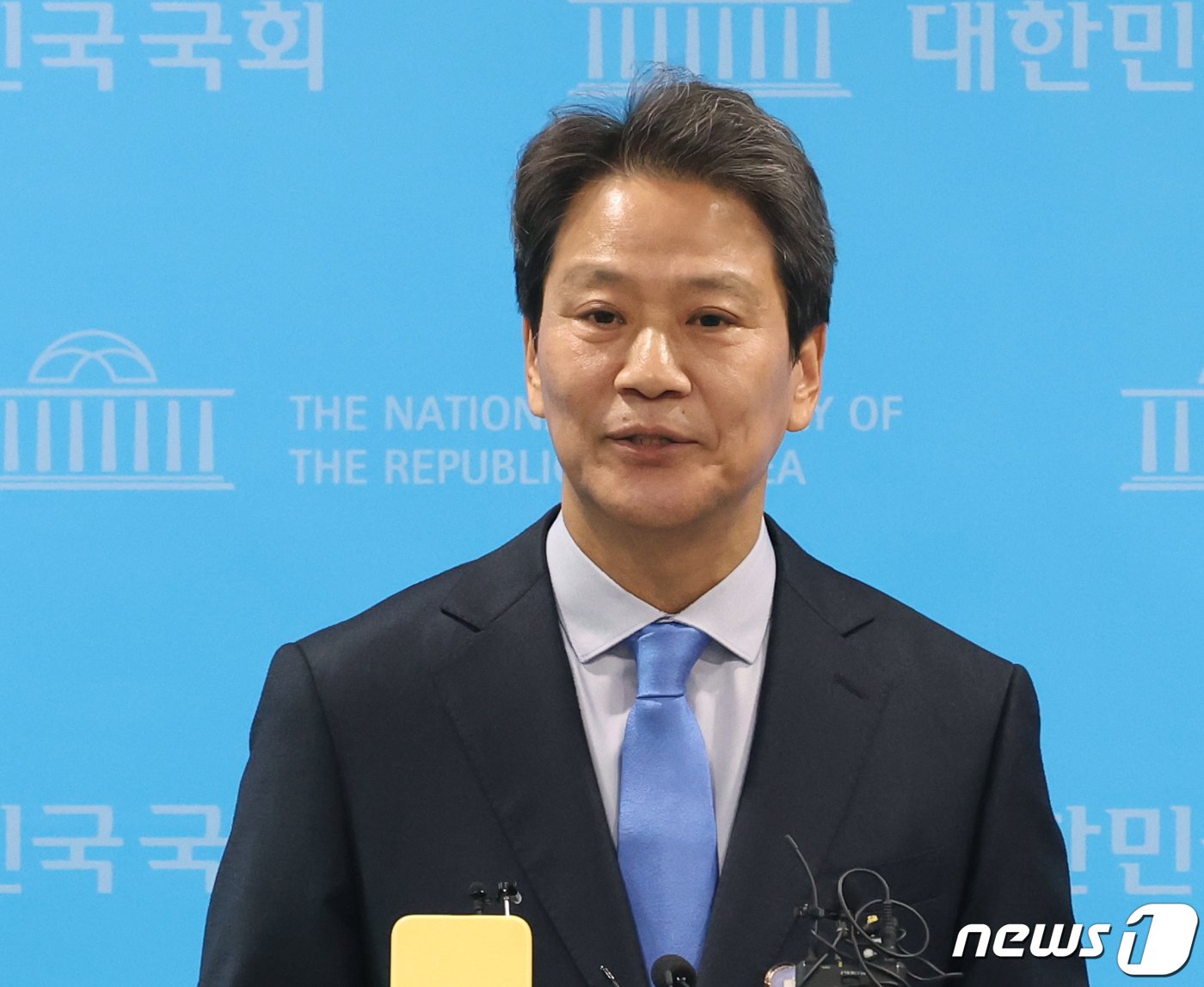 본문 이미지 - 임종석 전 대통령비서실장이 28일 서울 여의도 국회 소통관에서 열린 더불어민주당 공천 관련 기자회견을 마치고 취재진의 질문을 받고 있다. 2024.2.28/뉴스1 ⓒ News1 송원영 기자