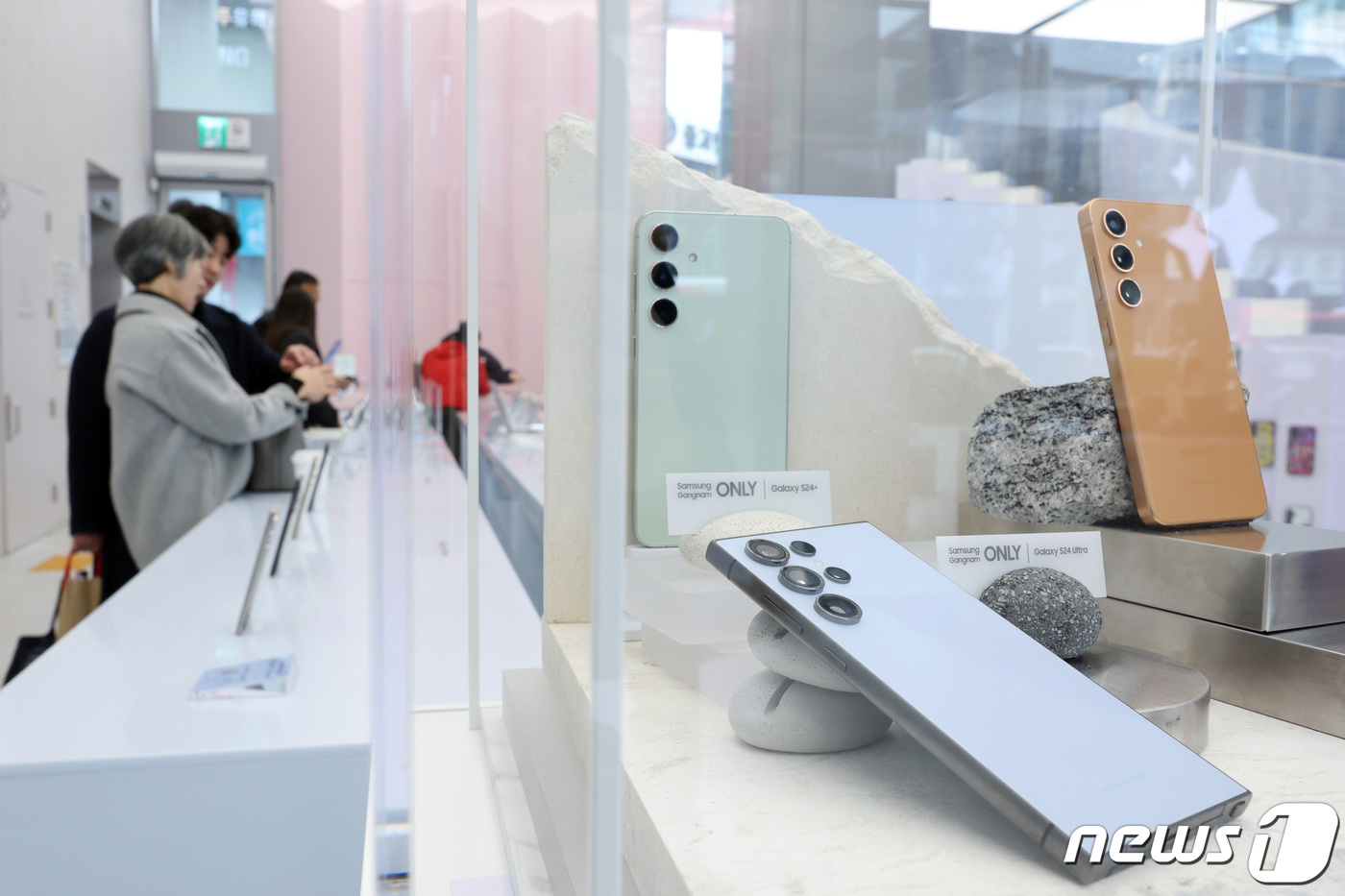 (서울=뉴스1) 신웅수 기자 = 28일 서울 강남구 삼성 강남 스토어에서 고객들이 삼성전자의 최신 플래그십 스마트폰 갤럭시S24 시리즈를 살펴보고 있다.갤럭시S24 시리즈가 공식 …