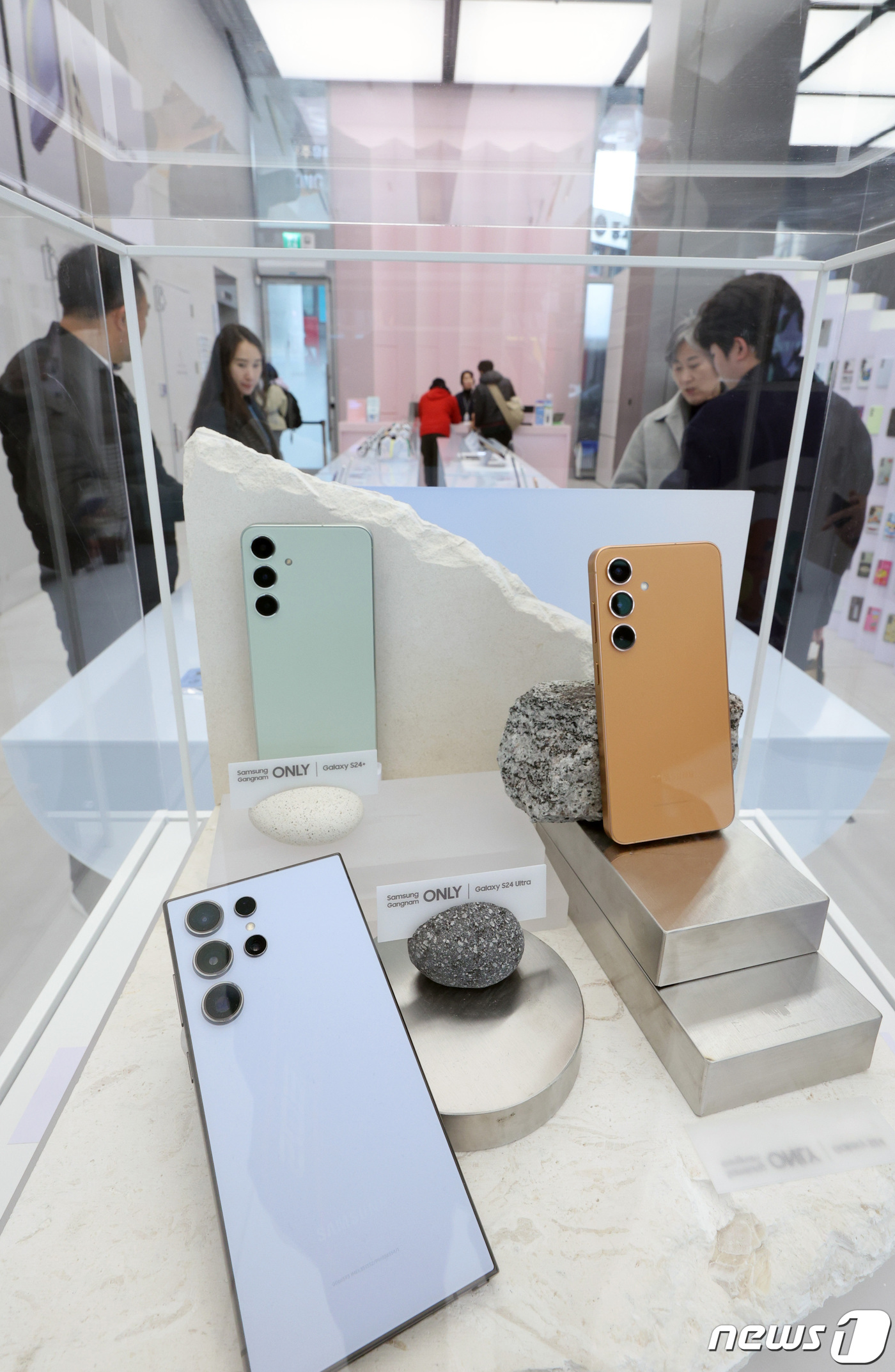 (서울=뉴스1) 신웅수 기자 = 28일 서울 강남구 삼성 강남 스토어에서 고객들이 삼성전자의 최신 플래그십 스마트폰 갤럭시S24 시리즈를 살펴보고 있다.갤럭시S24 시리즈가 공식 …