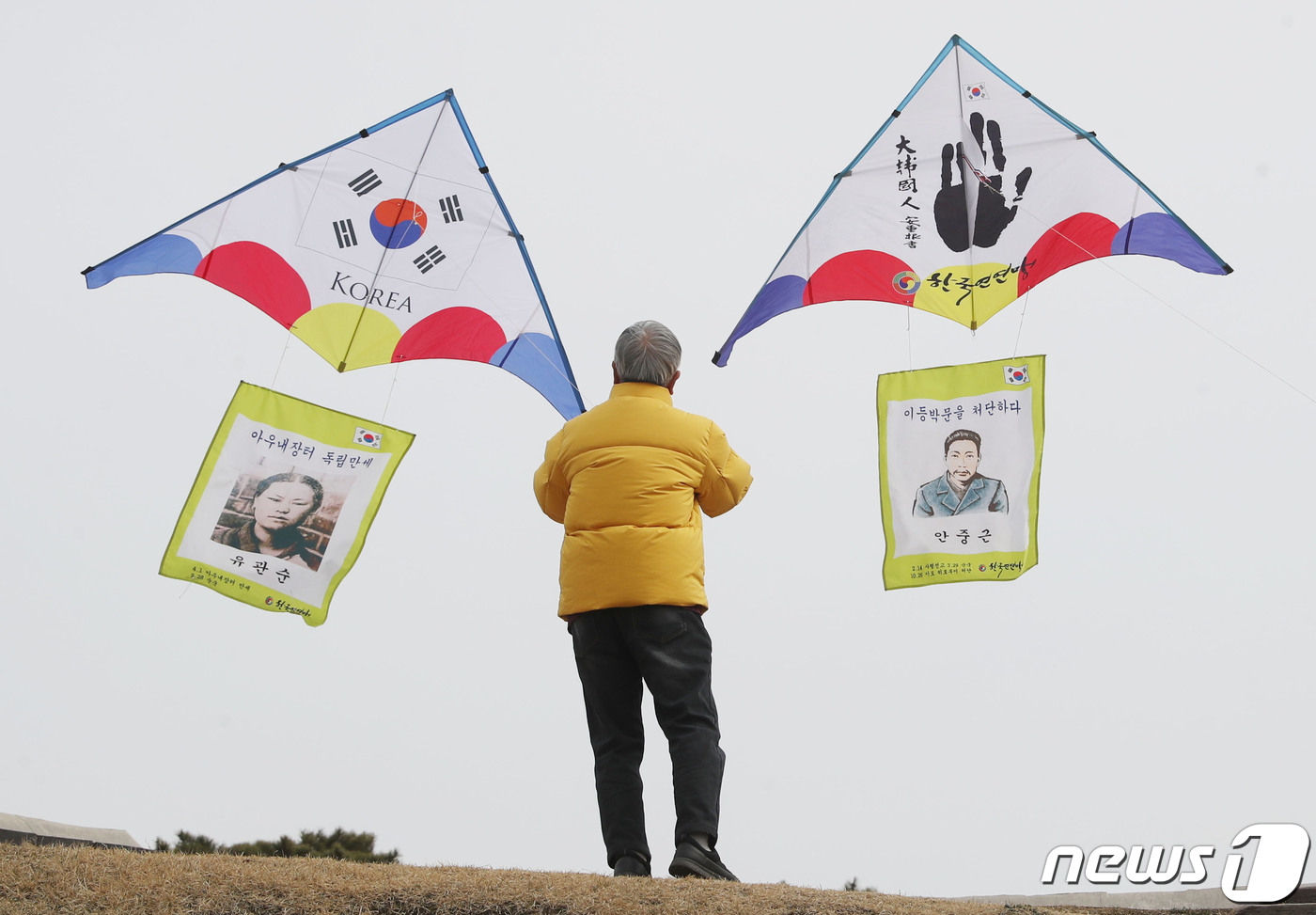 (수원=뉴스1) 김영운 기자 = 제105주년 3·1절을 이틀 앞둔 28일 오후 경기 수원시 팔달구 수원화성 창룡문에서 한국연연맹 회원들이 독립운동가들의 모습이 담긴 연을 날리고 있 …