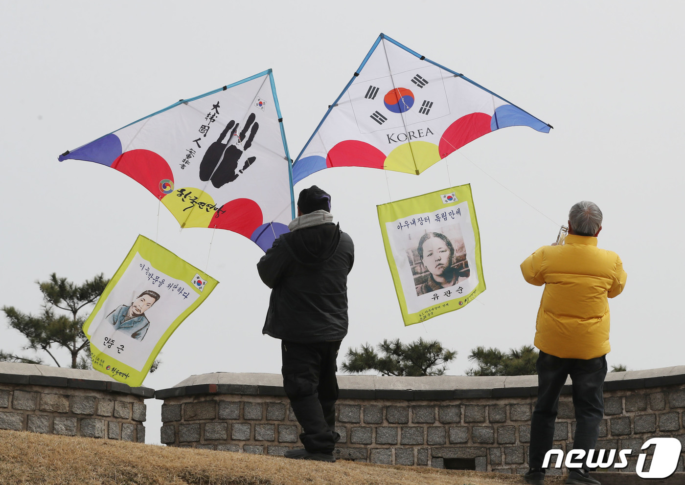(수원=뉴스1) 김영운 기자 = 제105주년 3·1절을 이틀 앞둔 28일 오후 경기 수원시 팔달구 수원화성 창룡문에서 한국연연맹 회원들이 독립운동가들의 모습이 담긴 연을 날리고 있 …
