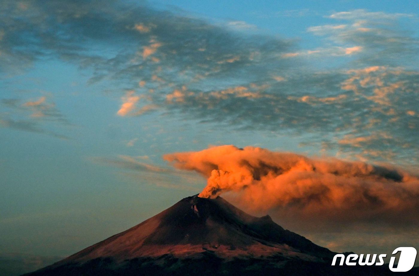 본문 이미지 - 27일(현지시간) 포포카테페틀 화산에서 방출된 2000미터에 달하는 두꺼운 화산재로 멕시코시티 공항의 일부 비행편 운항이 취소됐다. 23.10.18 ⓒ AFP=뉴스1 ⓒ News1 김예슬 기자