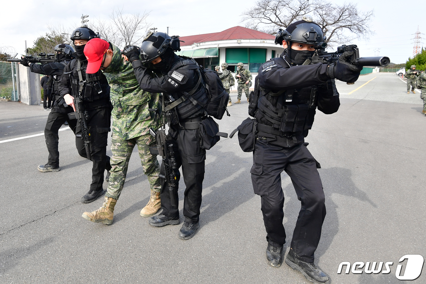 (포힝=뉴스1) 최창호 기자 = 28일 오후 경북 포항시 남구 한국전력공사 포항전력지사에서 실시된 민관군경 합동 대테러 훈련에서 해병대 군사 경찰 특임대 요원들이 테러 용의자를 체 …