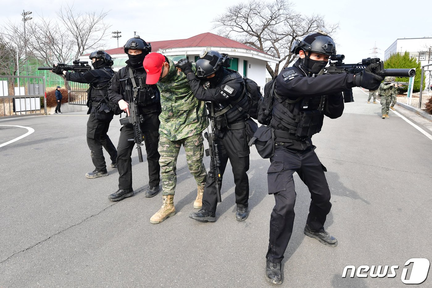 28일 오후 경북 포항시 남구 한국전력공사 포항전력지사에서 실시된 민관군경 합동 대테러 훈련에서 해병대 군사경찰 특임대요원들이 테러 용의자를 체포해 압송하고 있다. 2024.2.28/뉴스1 ⓒ News1 최창호 기자