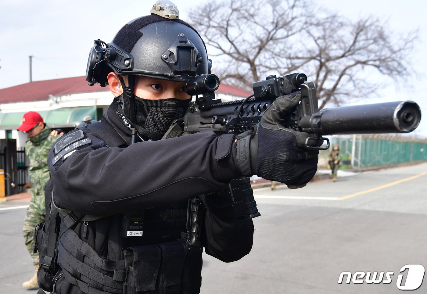 28일 오후 경북 포항시 남구 한국전력공사 포항전력지사에서 실시된 민관군경 합동 대테러 훈련에서 해병대 군사경찰 특임대요원들이 테러 용의자를 체포해 압송하고 있다. 2024.2.28/뉴스1 ⓒ News1 최창호 기자