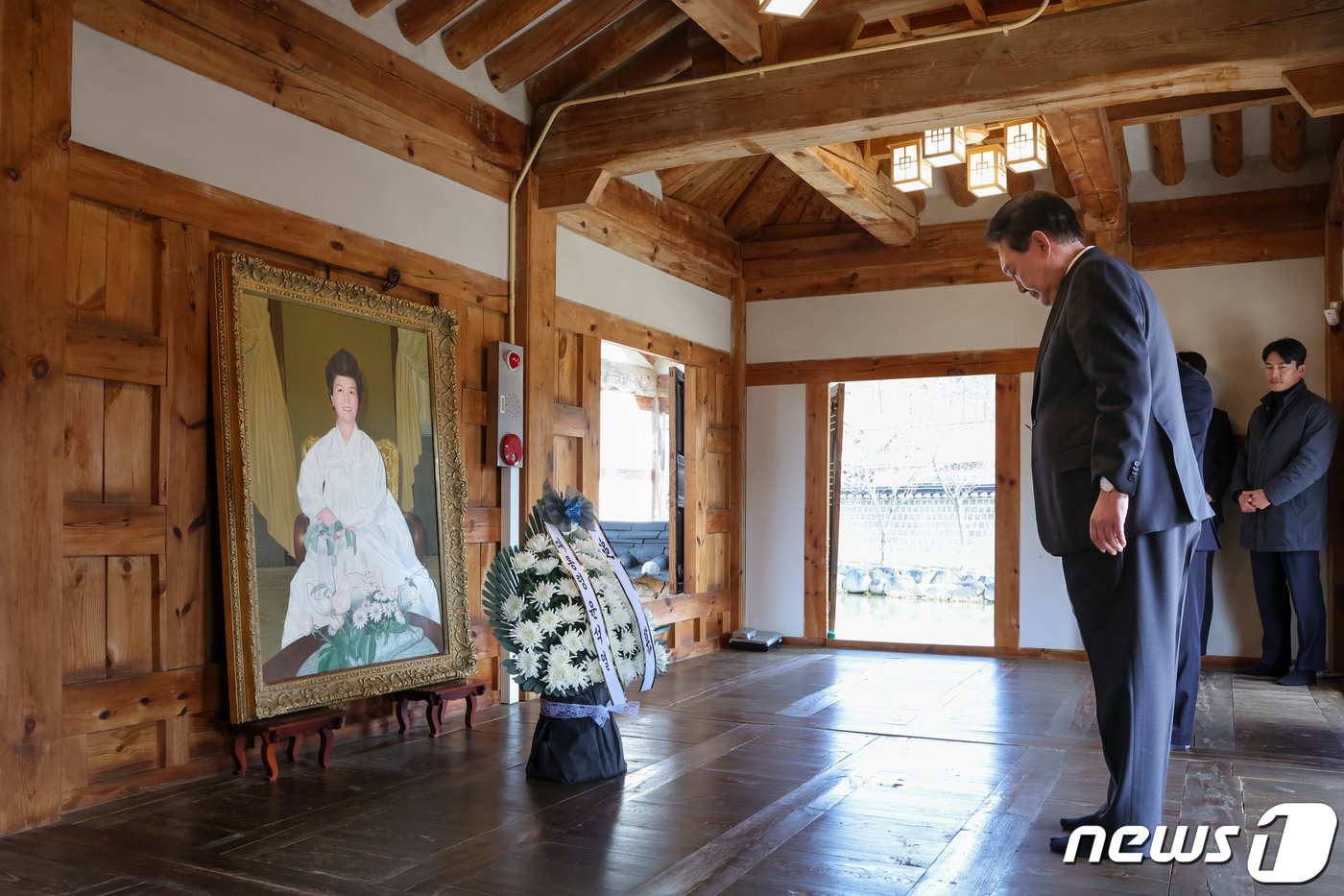 본문 이미지 - 윤석열 대통령이 28일 충북 옥천군 고(故) 육영수 여사 생가를 방문해 영정에 묵념하고 있다. (대통령실 제공) 2024.2.28/뉴스1 ⓒ News1 오대일 기자
