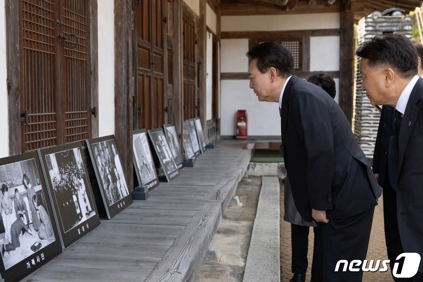(서울=뉴스1) 오대일 기자 = 윤석열 대통령이 28일 충북 옥천군 고(故) 육영수 여사 생가를 방문해 박정희 전 대통령 부부의 생전 사진을 살펴보고 있다. (대통령실 제공) 20 …