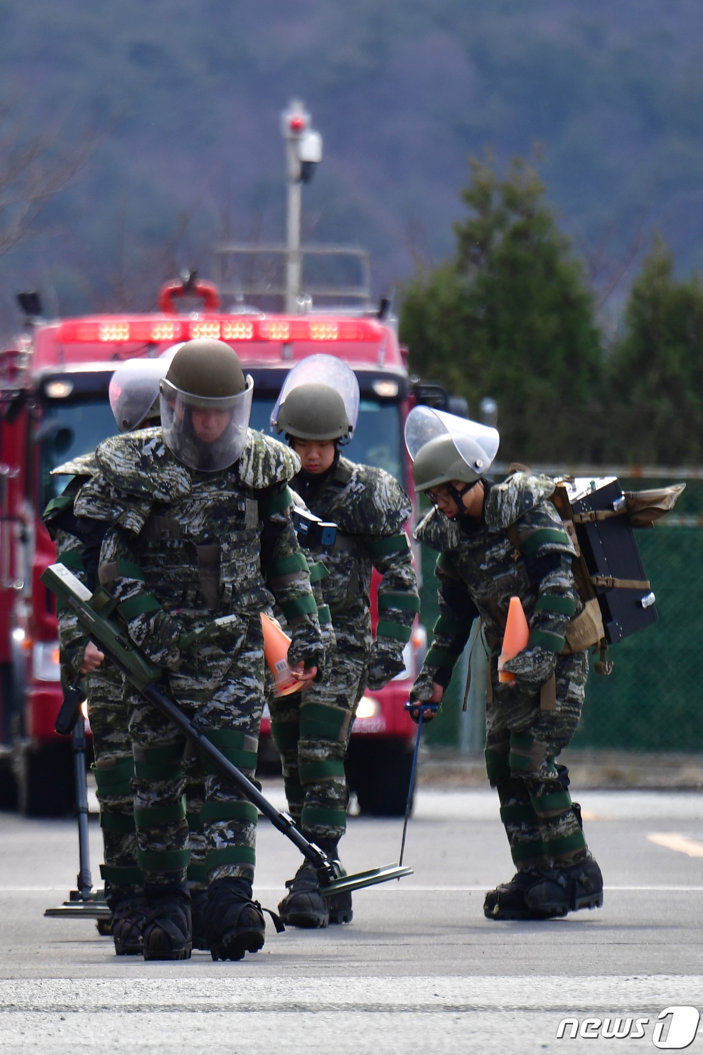 28일 오후 경북 포항시 남구 한국전력공사 포항전력지사에서 실시된 민관군경 합동 대테러 훈련에서 해병대 폭발물 처리요원들이 폭발물 탐지기로 가상의 폭발물을 찾고 있다. 2024.2.28/뉴스1 ⓒ News1 최창호 기자