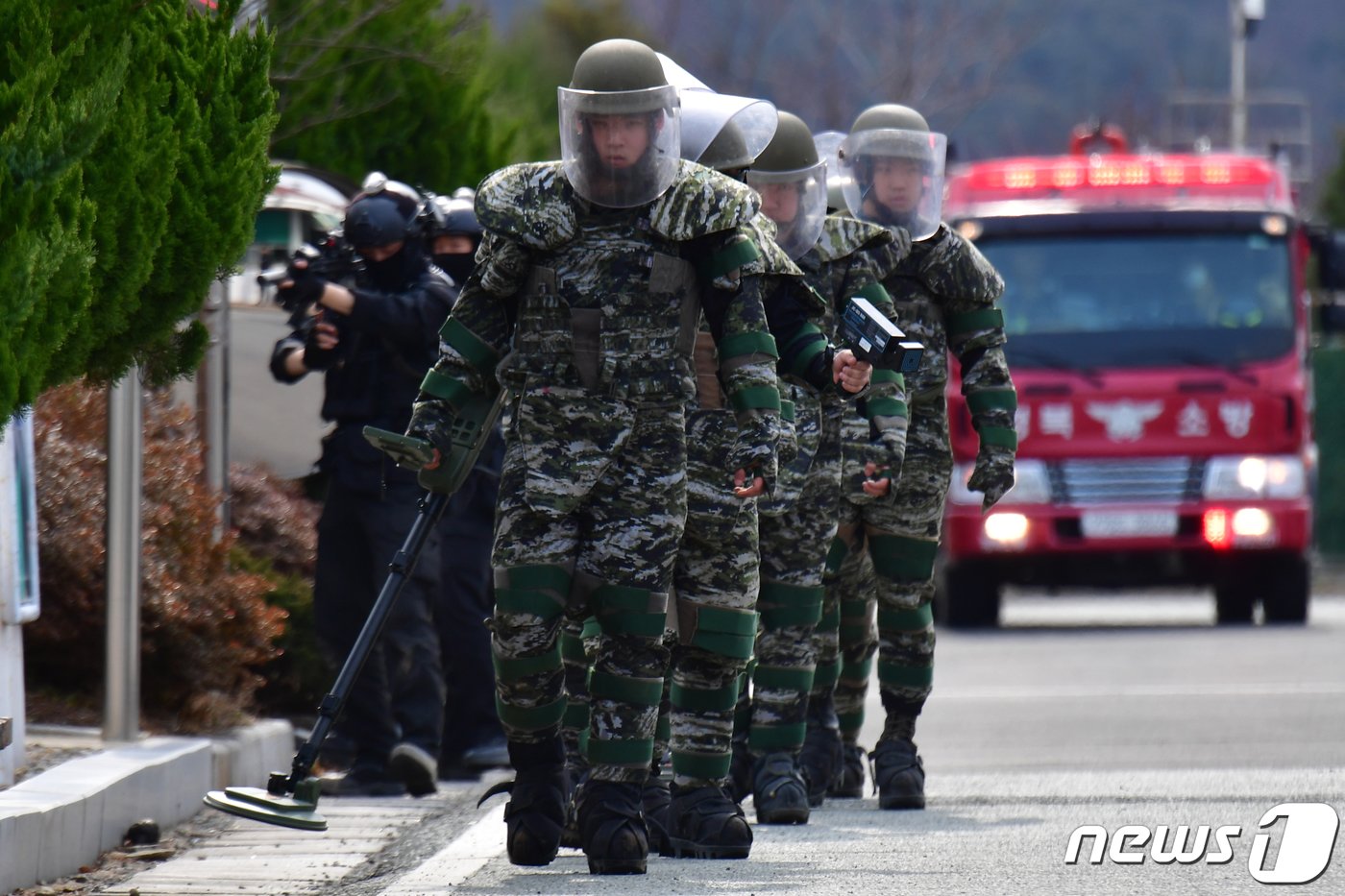 28일 오후 경북 포항시 남구 한국전력공사 포항전력지사에서 실시된 민관군경 합동 대테러 훈련에서 해병대 폭발물 처리요원들이 폭발물탐지기로 가상의 폭발물을 찾고 있다. 2024.2.28/뉴스1 ⓒ News1 최창호 기자