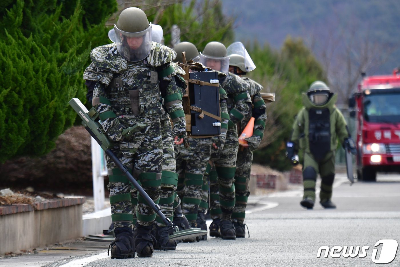 28일 오후 경북 포항시 남구 한국전력공사 포항전력지사에서 실시된 민관군경 합동 대테러 훈련에서 해병대 폭발물 처리요원들이 군사경찰 특임대의 엄호 속에 가상의 폭발물을 찾고 있다. 2024.2.28/뉴스1 ⓒ News1 최창호 기자