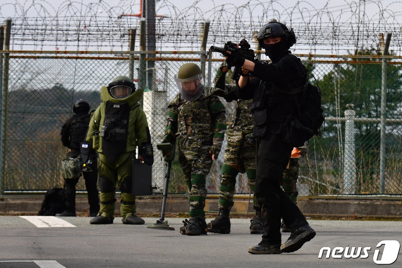 28일 오후 경북 포항시 남구 한국전력공사 포항전력지사에서 실시된 민관군경 합동 대테러 훈련에서 해병대 폭발물 처리요원들이 군사경찰 특임대의 엄호를 받으며 가상의 폭발물 설치 여부 등을 확인하고 있다. 2024.2.28/뉴스1 ⓒ News1 최창호 기자