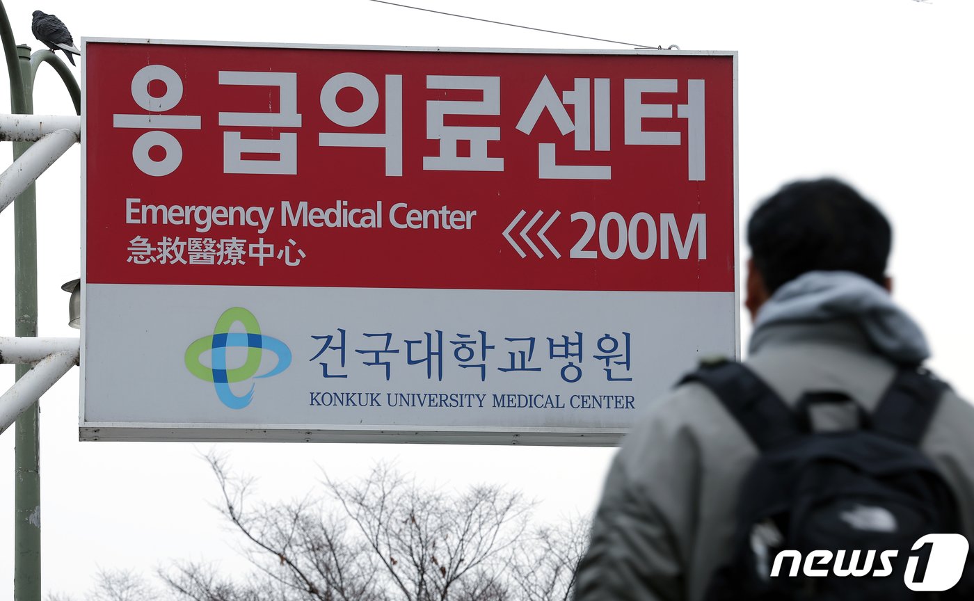 본문 이미지 - 정부가 의대 정원 확대에 반발해 병원을 집단 이탈한 전공의들에게 제시한 복귀 시한을 하루 앞둔 28일 오후 서울 광진구 화양동 건국대학교병원 앞으로 시민이 지나고 있다. 2024.2.28/뉴스1 ⓒ News1 박정호 기자