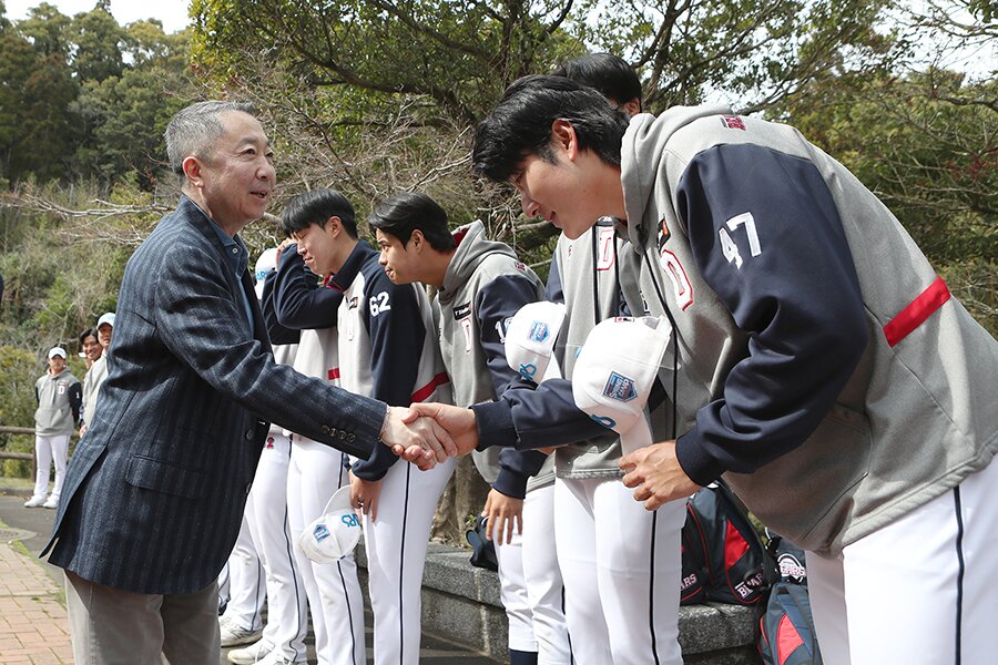 본문 이미지 - 두산 베어스 야구단의 박정원 구단주(오른쪽)가 28일 일본 미야자키를 찾아 선수단을 격려하고 있다. (두산 베어스 제공)