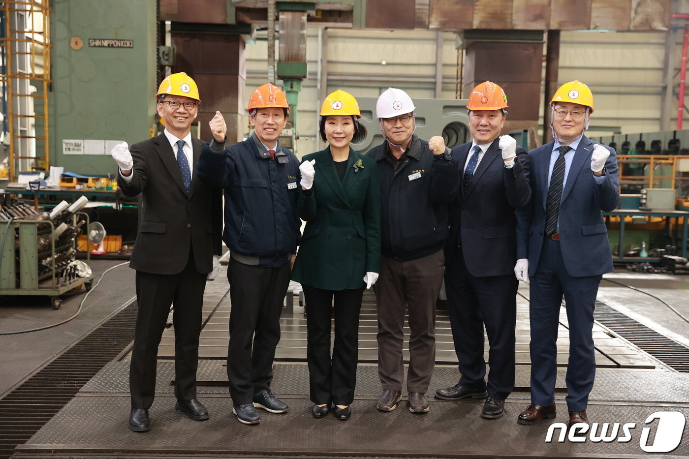 오영주 중소벤처기업부 장관&#40;왼쪽에서 세 번째&#41;이 경남 창원 소재 원전 중소기업 삼홍기계를 방문해 관계자들과 기념 촬영을 하고 있다. &#40;중기부 제공&#41;