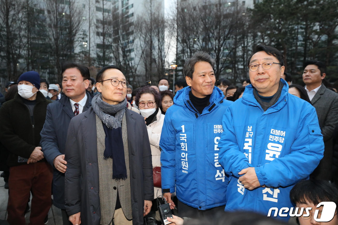 (서울=뉴스1) 임세영 기자 = 임종석 전 대통령비서실장이 28일 오후 서울 성동구 왕십리역 광장에서 시민들에게 인사를 하고 있다. 왼쪽부터 송갑석 의원, 홍영표 의원, 임 전 비 …