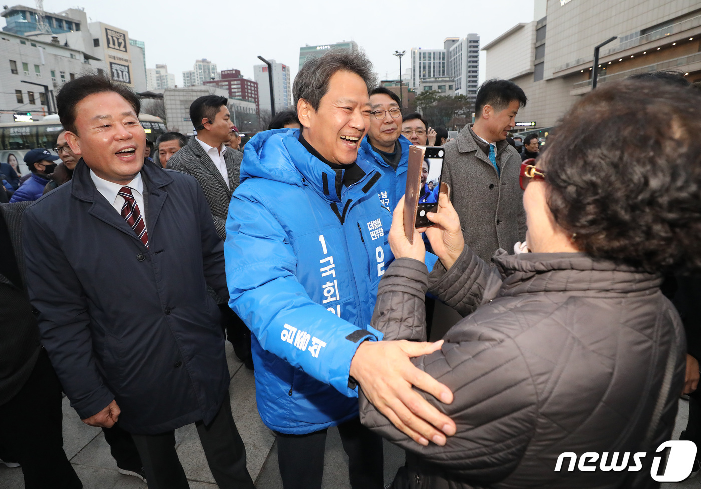 (서울=뉴스1) 임세영 기자 = 임종석 전 대통령비서실장이 28일 오후 서울 성동구 왕십리역 광장에서 시민들에게 인사를 하고 있다. 2024.2.28/뉴스1