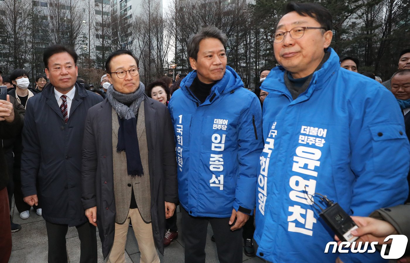 임종석 전 대통령비서실장이 지난달 28일 오후 서울 성동구 왕십리역 광장에서 취재진들의 질문에 답하고 있다. 왼쪽부터 송갑석 더불어민주당 의원, 홍영표 의원, 임 전 비서실장. 윤영찬 의원./뉴스1 ⓒ News1 임세영 기자