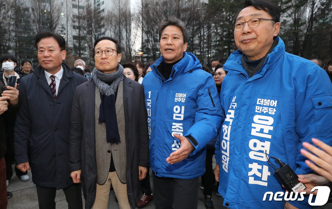 임종석 전 대통령비서실장이 28일 오후 서울 성동구 왕십리역 광장에서 취재진들의 질문에 답하고 있다. 왼쪽부터 송갑석 더불어민주당 의원, 홍영표 의원, 임 전 비서실장. 윤영찬 의원. 2024.2.28/뉴스1 ⓒ News1 임세영 기자