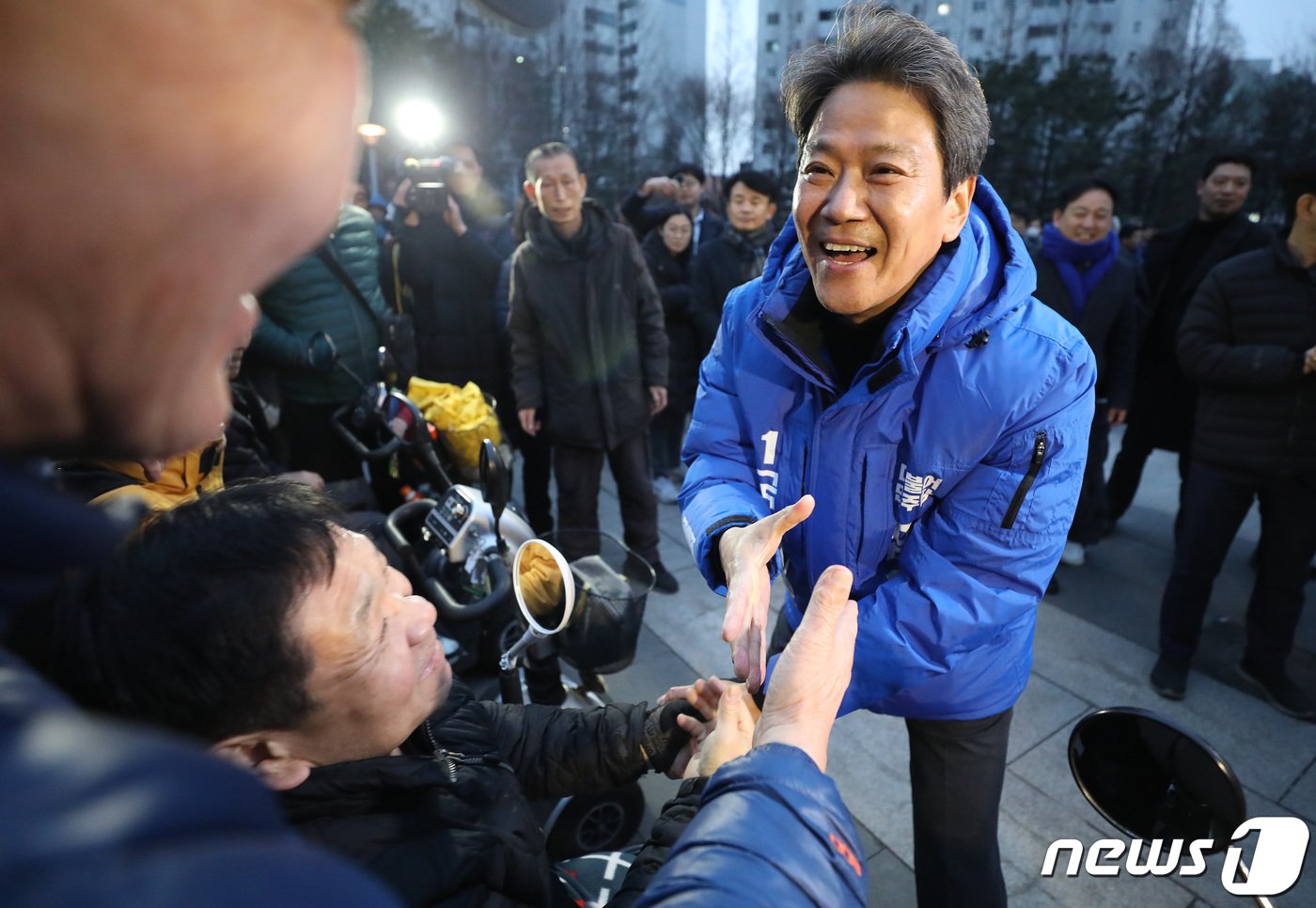 임종석 전 대통령비서실장이 28일 오후 서울 성동구 왕십리역 광장에서 시민들에게 인사를 하고 있다. 2024.2.28/뉴스1 ⓒ News1 임세영 기자