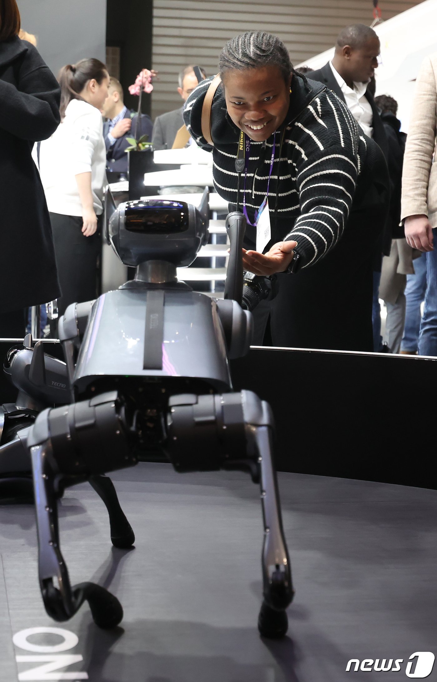 28일 오전&#40;현지시간&#41; 스페인 바르셀로나 피라 그란 비아에서 열린 세계 최대 이동통신 전시회 모바일 월드 콩그레스&#40;MWC&#41; 2024 전시장에 마련된 테크노 부스에서 관람객들이 로봇 반려견 테크노 다이나믹1을 보고 있다. 2024.2.28/뉴스1 ⓒ News1 김민지 기자