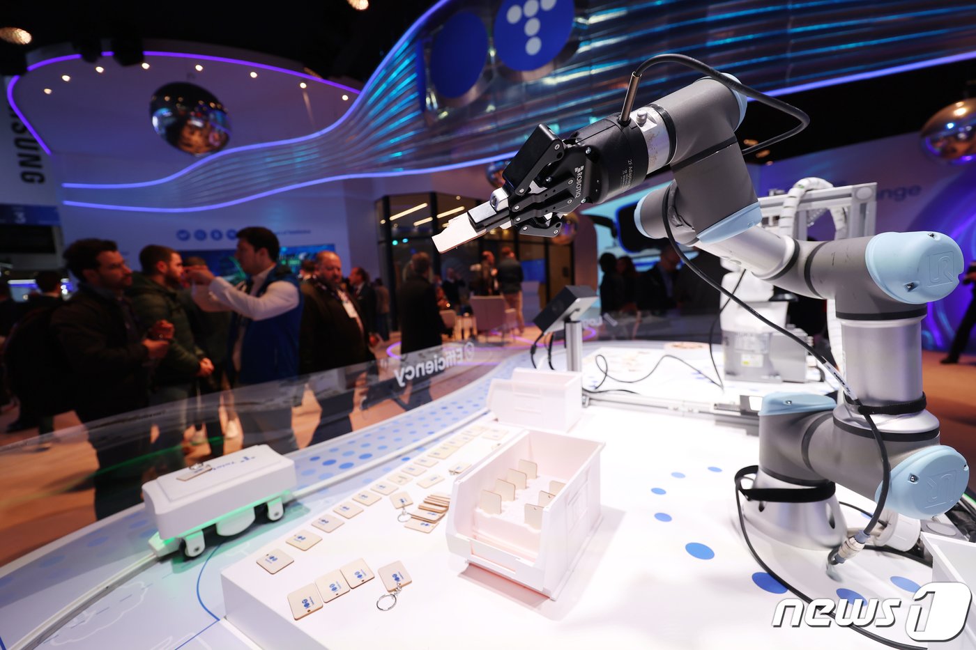 28일 오전&#40;현지시간&#41; 스페인 바르셀로나 피라 그란 비아에서 열린 세계 최대 이동통신 전시회 모바일 월드 콩그레스&#40;MWC&#41; 2024 전시장에 마련된 이탈리아 통신사 텔레포니카 부스에 분류 작업을 하는 로봇이 전시돼 있다. 2024.2.28/뉴스1 ⓒ News1 김민지 기자