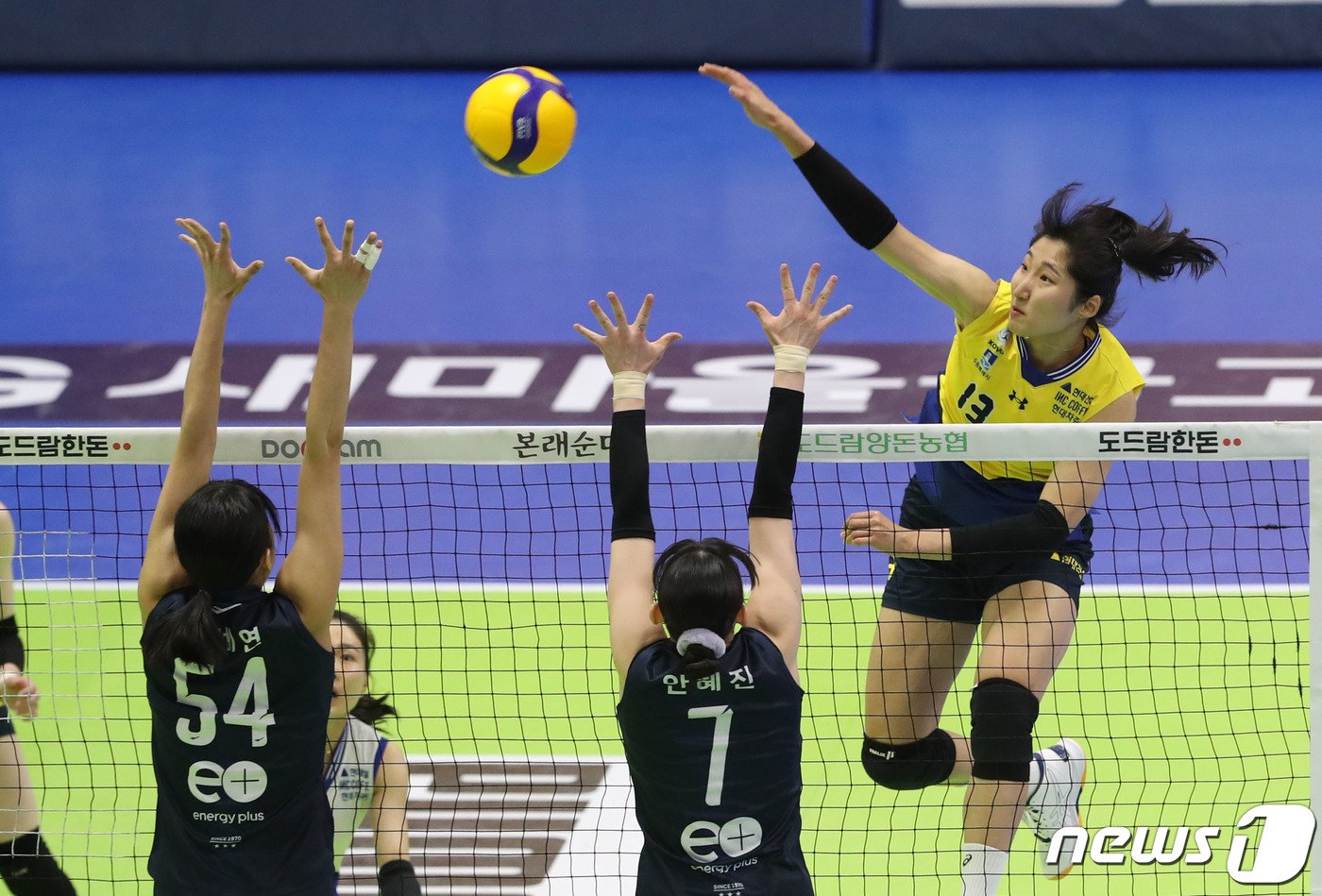 본문 이미지 - 28일 오후 경기 수원시 장안구 수원실내체육관에서 열린 프로배구 &#39;도드람 2023-2024 V-리그&#39; 여자부 현대건설과 GS칼텍스의 경기에서 현대건설 정지윤이 스파이크 공격을 하고 있다. 2024.2.28/뉴스1 ⓒ News1 김영운 기자