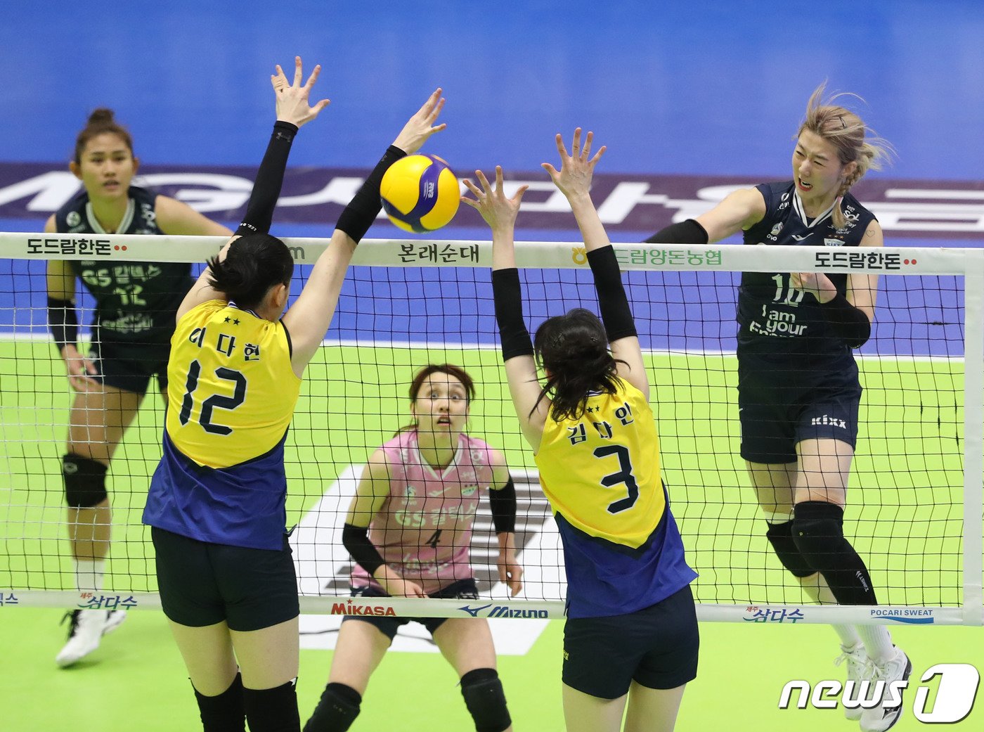 본문 이미지 - 28일 오후 경기 수원시 장안구 수원실내체육관에서 열린 프로배구 '도드람 2023-2024 V-리그' 여자부 현대건설과 GS칼텍스의 경기에서 GS칼텍스 강소휘가 스파이크 공격을 하고 있다. 2024.2.28/뉴스1 ⓒ News1 김영운 기자