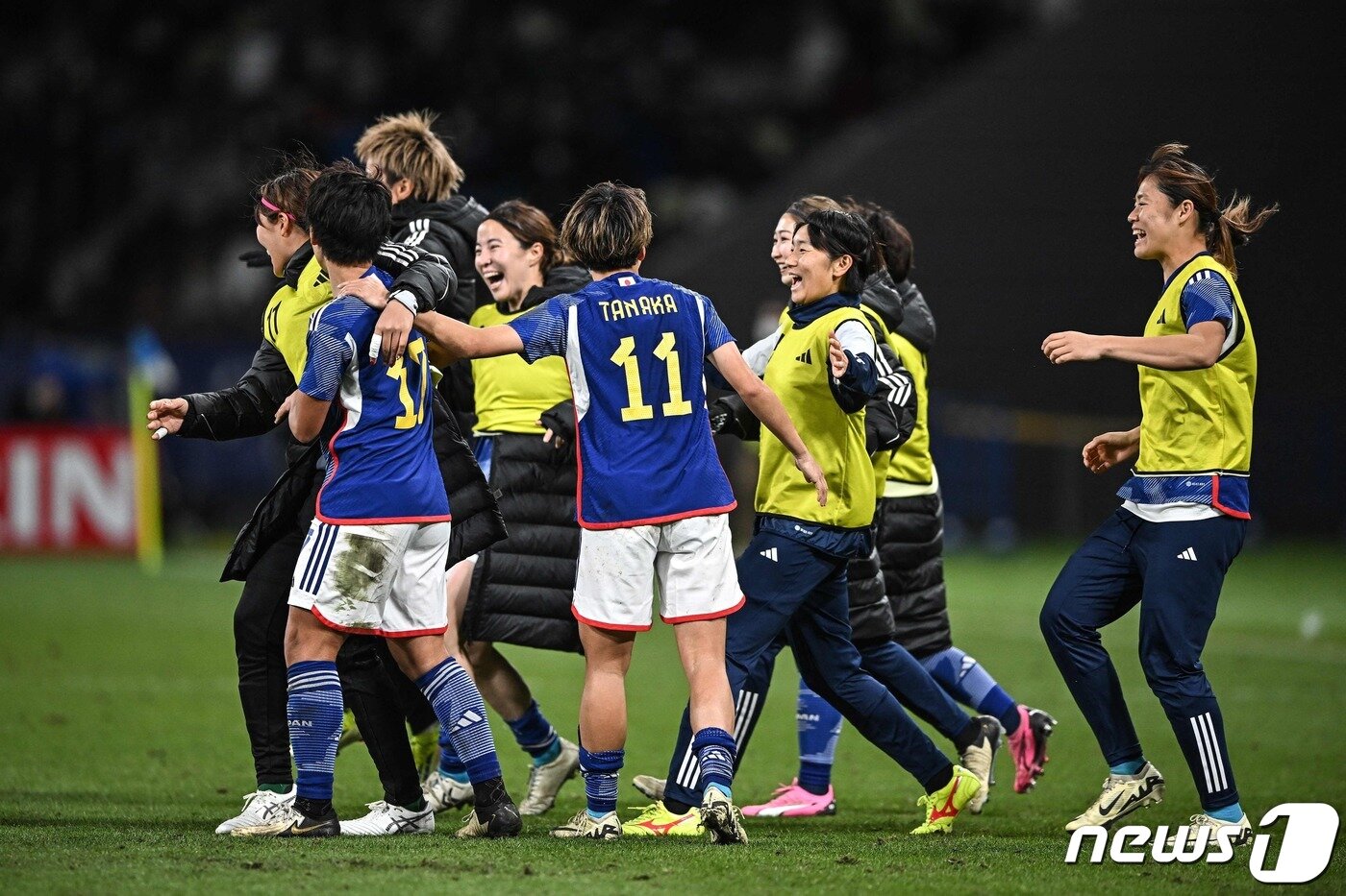 본문 이미지 - 일본 여자축구 대표팀이 2024 파리 올림픽 본선 진출에 성공한 뒤 기뻐하고 있다. ⓒ AFP=뉴스1