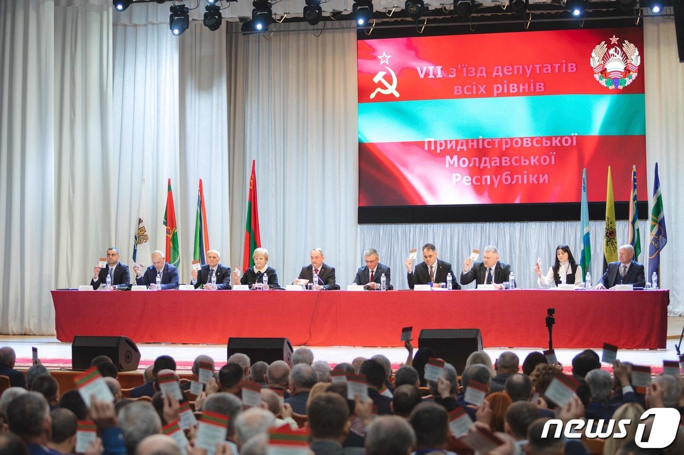 본문 이미지 - 몰도바로부터 분리독립한 미승인국 트란스니스트리아에서 지난달 28일(현지시간) 입법부 의원들이 러시아에 보호를 요청하는 결의안을 가결했다. 이들은 몰도바 정부가 지난달 트란스니스트리아에 관세를 부과하자 이를 '경제 전쟁'이라고 비판했다. 2024.2.28. ⓒ AFP=뉴스1 ⓒ News1 김성식 기자