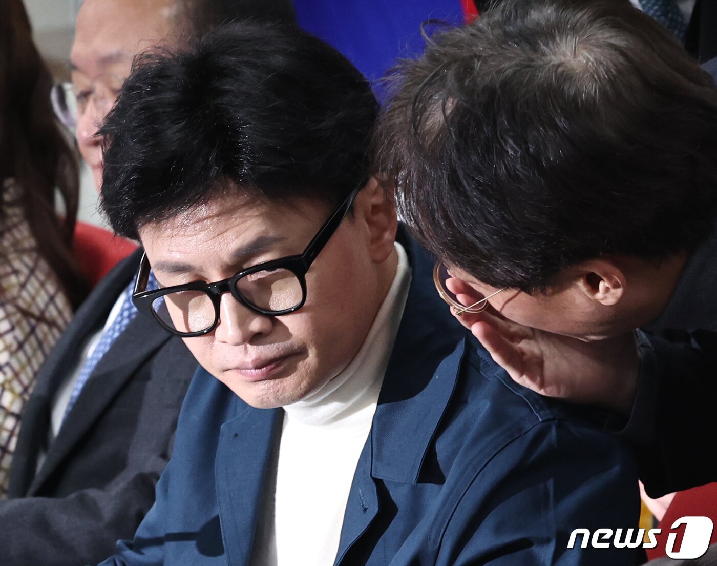 본문 이미지 - 국민의힘 한동훈 비상대책위원장이 29일 오전 서울 여의도 중앙당사에서 열린 비대위 회의에 참석해 김경율 비대위원과 대화하고 있다. 2024.2.29/뉴스1 ⓒ News1 구윤성 기자