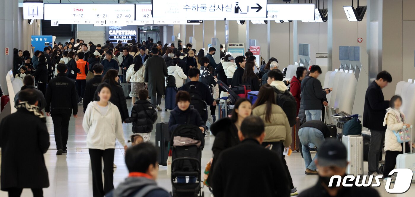 본문 이미지 - 서울 강서구 김포공항에서 관광객들이 국내 여행을 떠나기 위해 비행기 탑승 수속을 하고 있다. /뉴스1 ⓒ News1 김명섭 기자