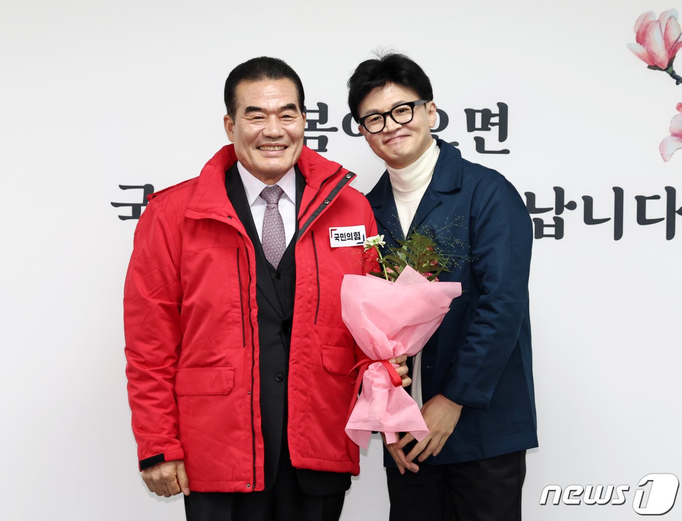 본문 이미지 - 구홍모 전 육군 참모차장(왼쪽)과 한동훈 국민의힘 비상대책위원장. 2024.2.29/뉴스1 ⓒ News1 구윤성 기자