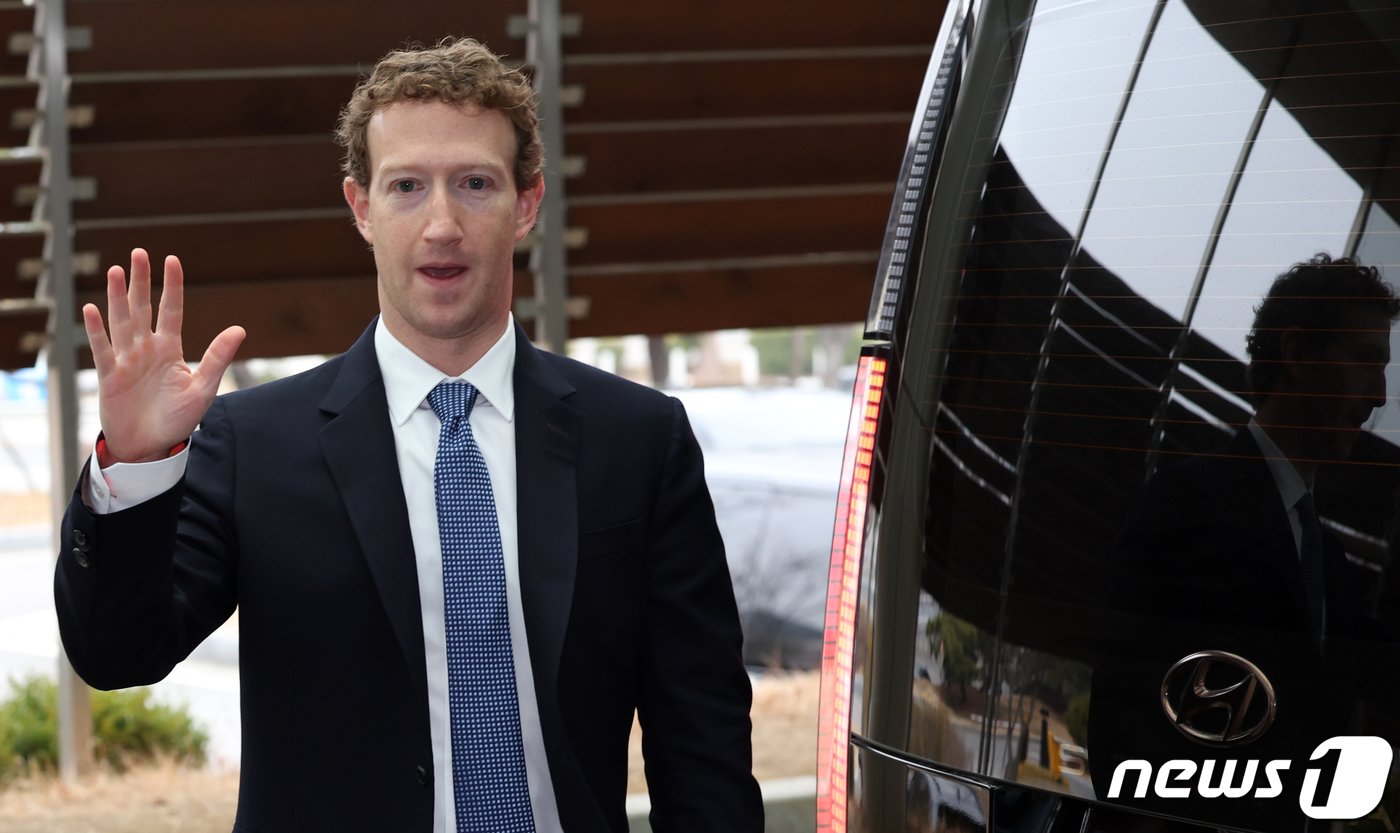 본문 이미지 - 미국 플랫폼 기업 메타의 마크 저커버그 최고경영자(CEO)가 29일 오전 서울 강서구 서울김포비즈니스항공센터에서 방한 일정을 마친 뒤 출국하고 있다. 2024.2.29/뉴스1 ⓒ News1 김명섭 기자