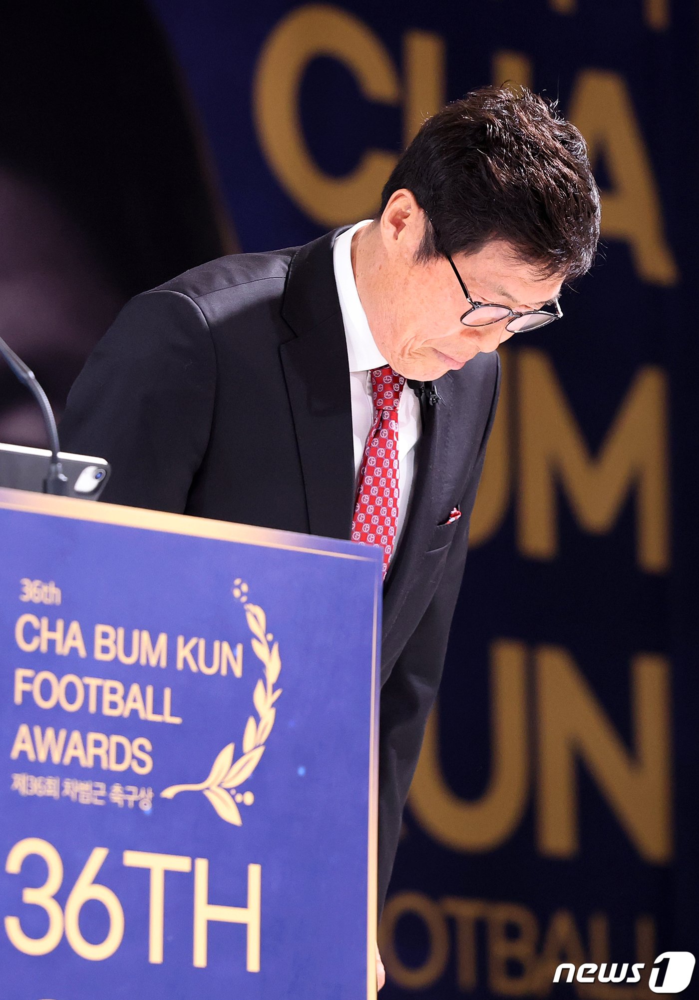 본문 이미지 - 차범근 ‘차범근 축구교실’ 회장이 29일 오전 서울 종로구 HW컨벤션센터 열린 ‘제36회 차범근 축구상' 시상식에서 인사하고 있다. 차범근축구상은 1988년 시작돼 매년 훌륭한 활약을 펼친 한국 축구선수 꿈나무를 발굴해 시상하는 유소년 축구상이다. 2024.2.29/뉴스1 ⓒ News1 김진환 기자