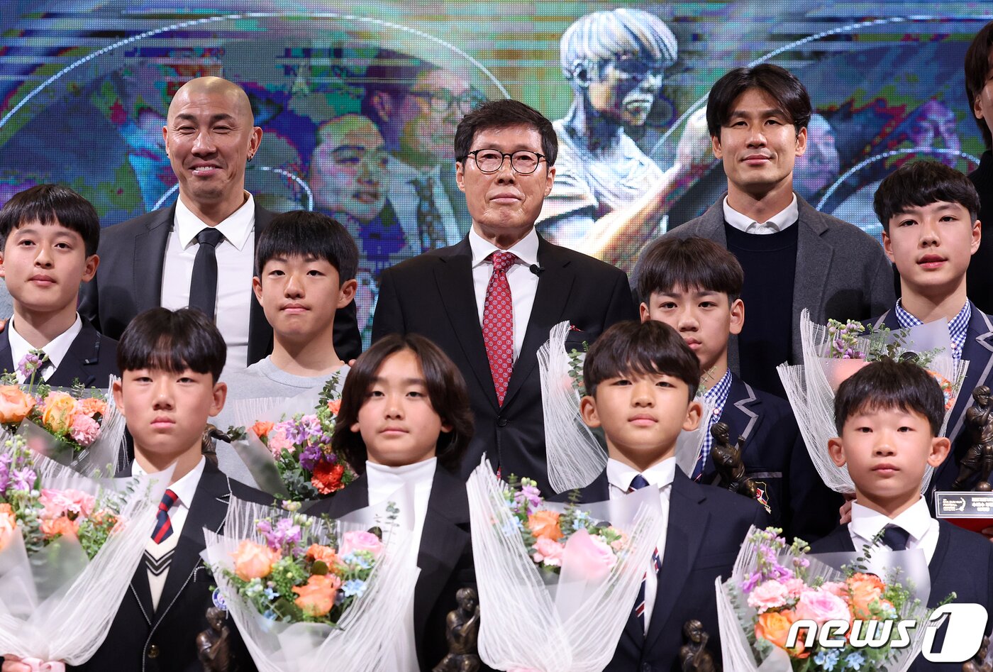 본문 이미지 - 차범근 ‘차범근 축구교실’ 회장이 29일 오전 서울 종로구 HW컨벤션센터 열린 ‘제36회 차범근 축구상' 시상식에서 차남 차두리 전 축구대표팀 코치, 정조국 전 제주 유나이티드 코치(오른쪽), 각 부문 수상자들과 기념 촬영을 하고 있다. 차범근축구상은 1988년 시작돼 매년 훌륭한 활약을 펼친 한국 축구선수 꿈나무를 발굴해 시상하는 유소년 축구상이다. 2024.2.29 ⓒ 뉴스1 김진환 기자