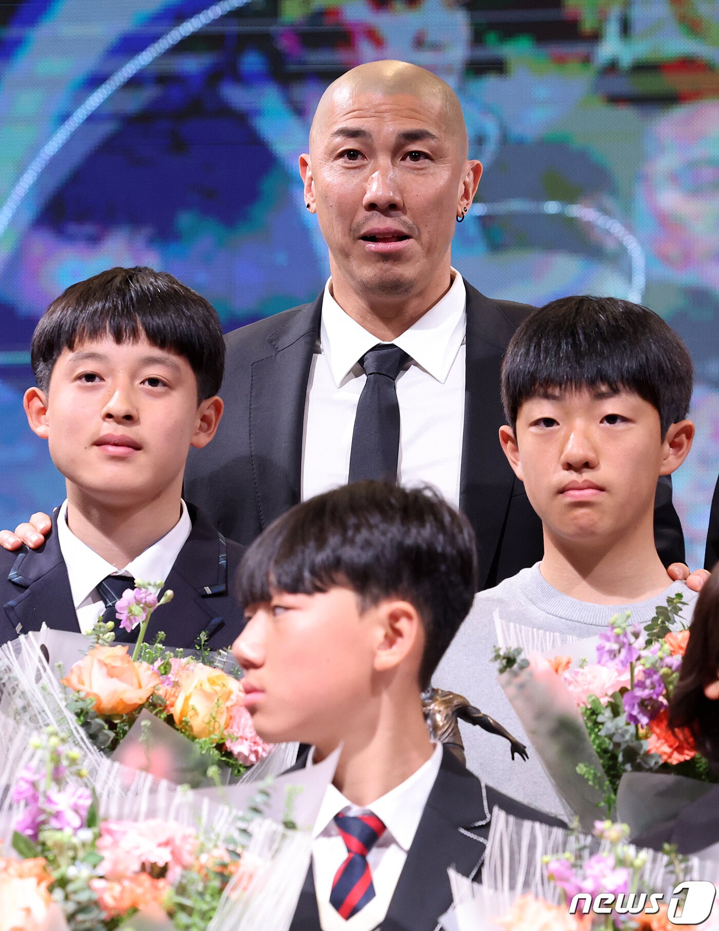 Cha Bum-geun, the second son of Cha Bum-geun Soccer Class chairman and former national soccer team coach, is taking a commemorative photo with the winners of each category at the 