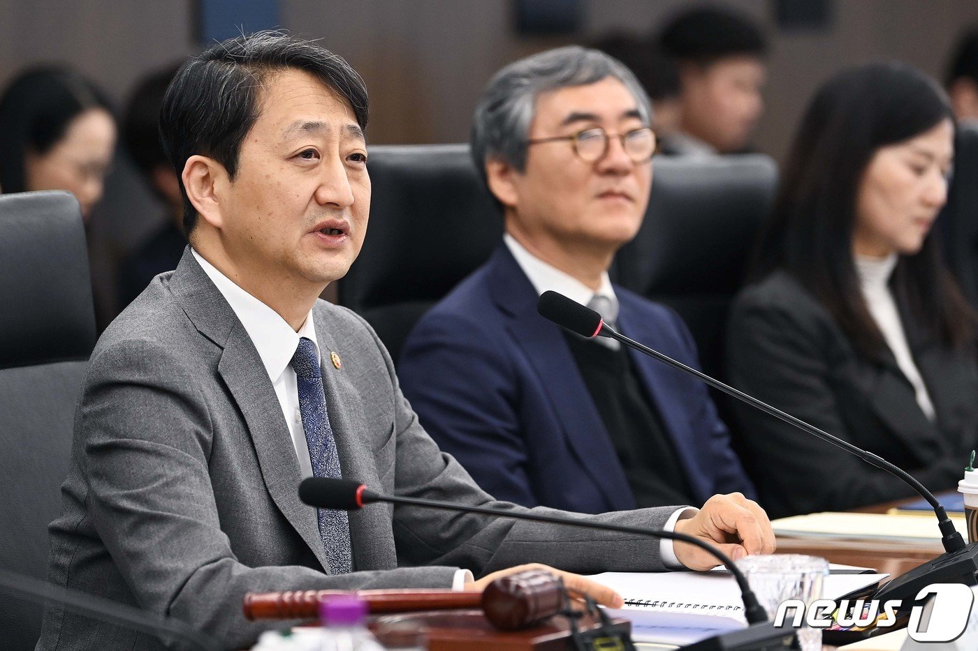 본문 이미지 - 안덕근 산업통상자원부 장관이 지난달 29일 서울 중구 대한상공회의소에서 열린 제49회 산업기술보호위원회를 주재하고 있다. (산업통상자원부 제공) 2024.2.29/뉴스1