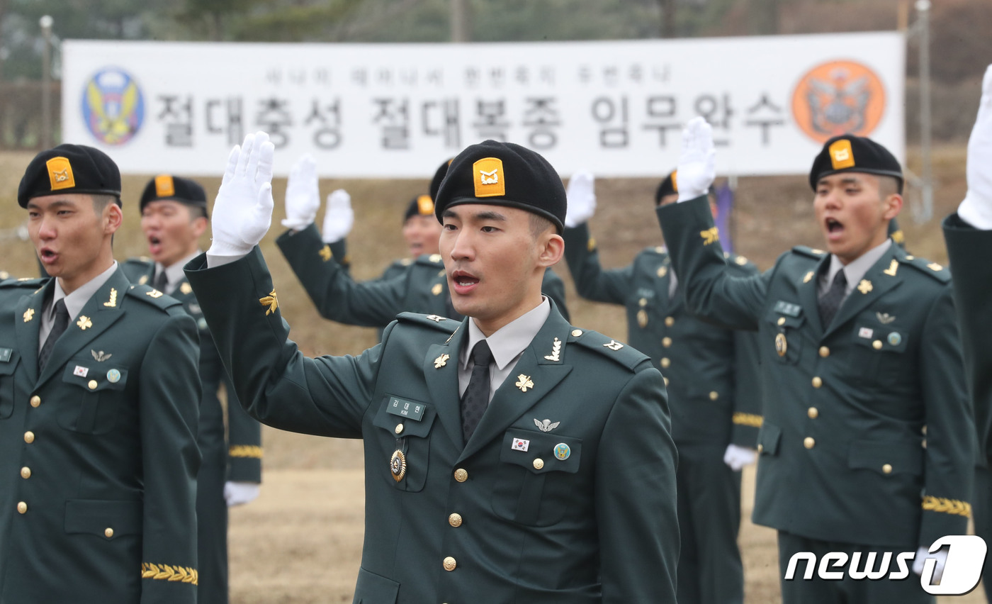 (경기광주=뉴스1) 김영운 기자 = 29일 오전 경기 광주시 육군 특수전학교에서 열린 '특전부사관 55기 1차 임관식'에서 신임 특전부사관들이 임관선서를 하고 있다. 2024.2. …