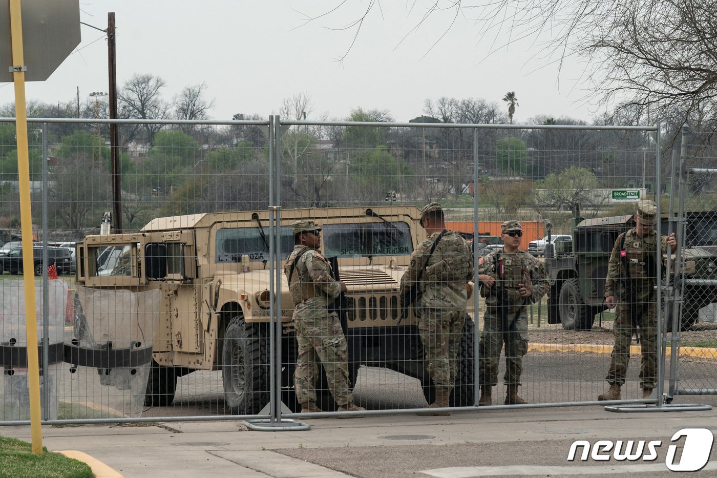 본문 이미지 - 멕시코와 국경을 맞대고 있는 미국 텍사스주 이글패스에서 트럼프 전 대통령이 국경 방문 행사에 참여하기 하루 전인 지난 2월 28일 셸비 공원 정문에서 방위군 대원들이 경비를 서고 있다. ⓒ 로이터=뉴스1 ⓒ News1 신기림 기자