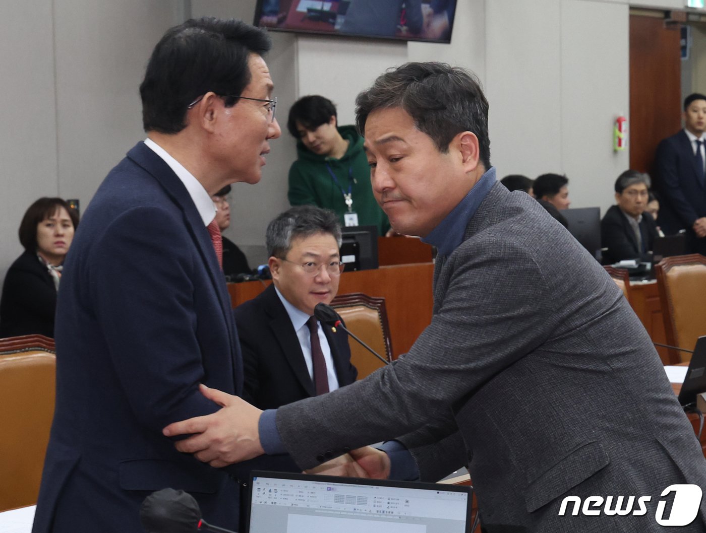 본문 이미지 - 김상훈 국민의힘 정치개혁특별위원회 간사와 김영배 더불어민주당 간사가 29일 오후 서울 여의도 국회에서 열린 정치개혁특별위원회 전체회의에서 인사를 나누고 있다. 2024.2.29/뉴스1 ⓒ News1 송원영 기자