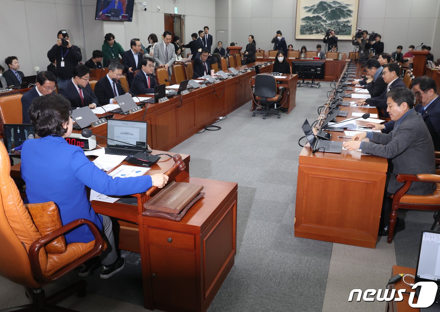 본문 이미지 - 남인순 국회 정개특위 위원장이 29일 오후 서울 여의도 국회에서 열린 정치개혁특별위원회 전체회의에서 의사봉을 두드리고 있다. 2024.2.29/뉴스1 ⓒ News1 송원영 기자