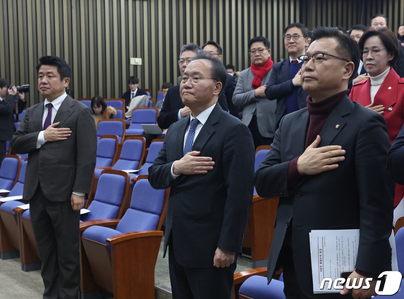 본문 이미지 - 윤재옥 국민의힘 원내대표가 29일 서울 여의도 국회에서 열린 의원총회에서 국기에 경례를 하고 있다. 2024.2.29/뉴스1 ⓒ News1 송원영 기자